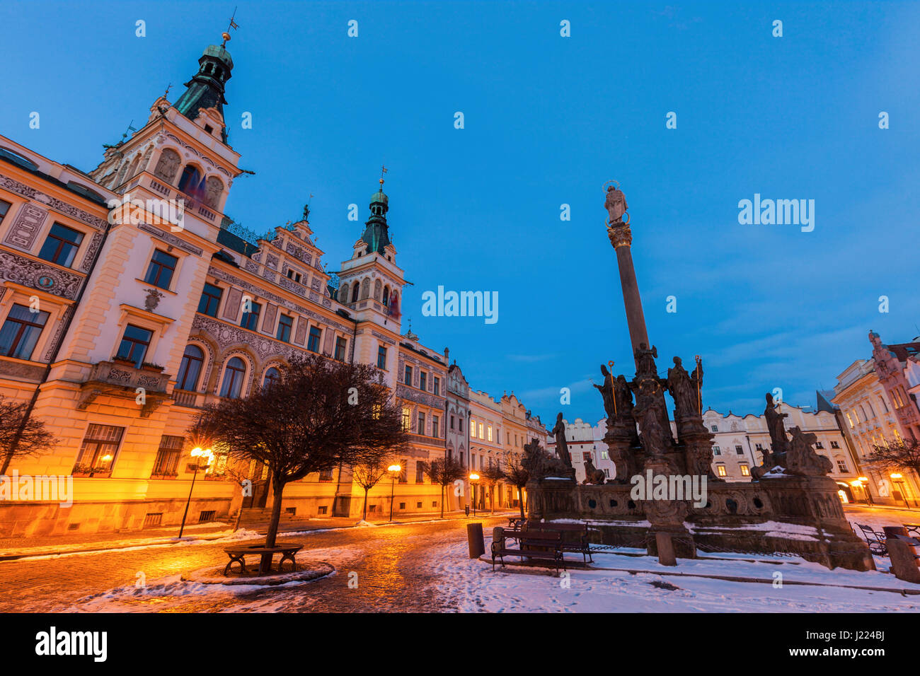 Rathaus und Pestsäule auf dem Pernstynske Platz in Pardubice. Pardubice, Böhmen, Tschechien. Stockfoto