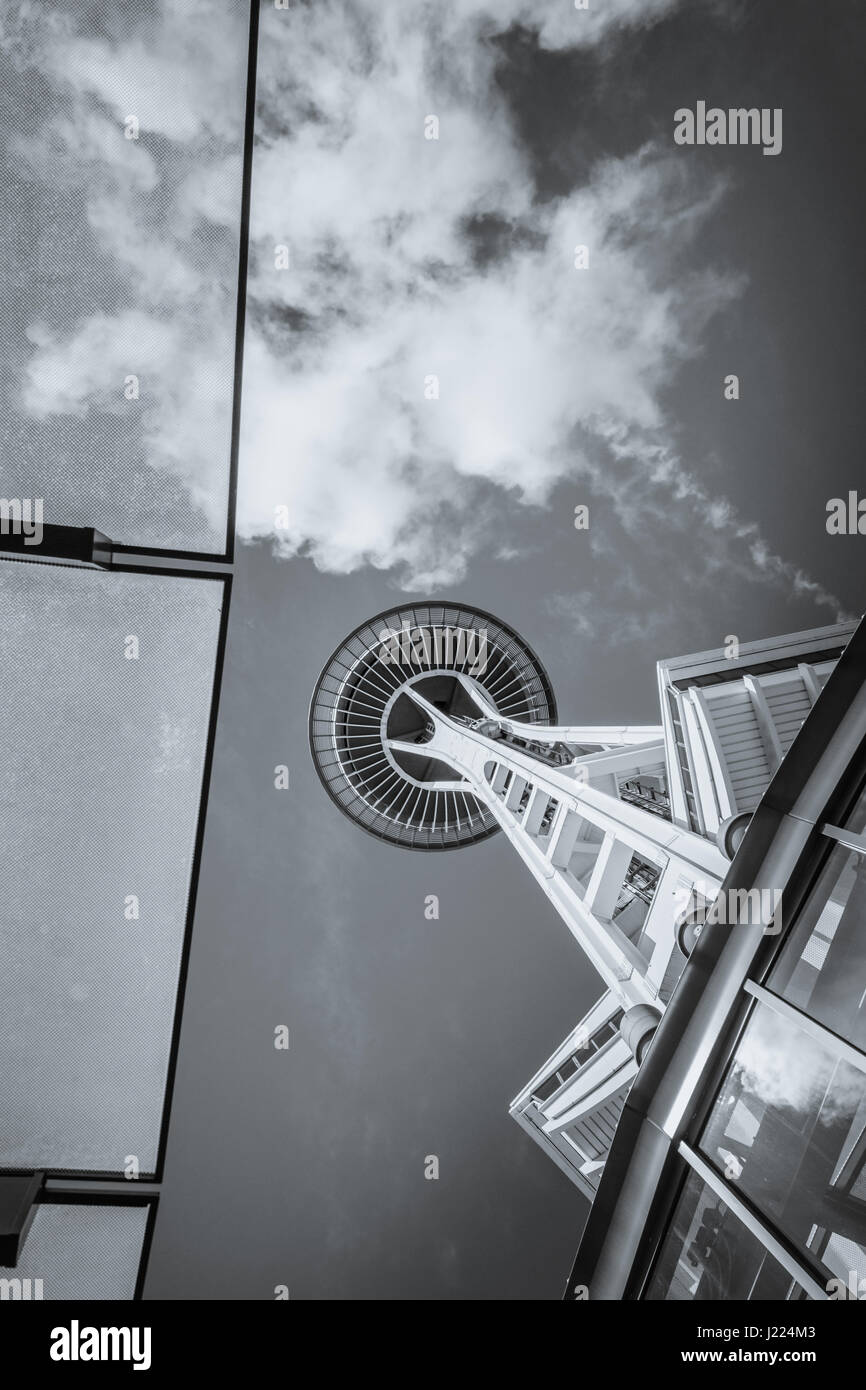 Blick auf Seattle WA Space Needle von unten. In schwarz und weiß gegen den Hintergrund der Wolken in den ansonsten klarer Himmel. Stockfoto