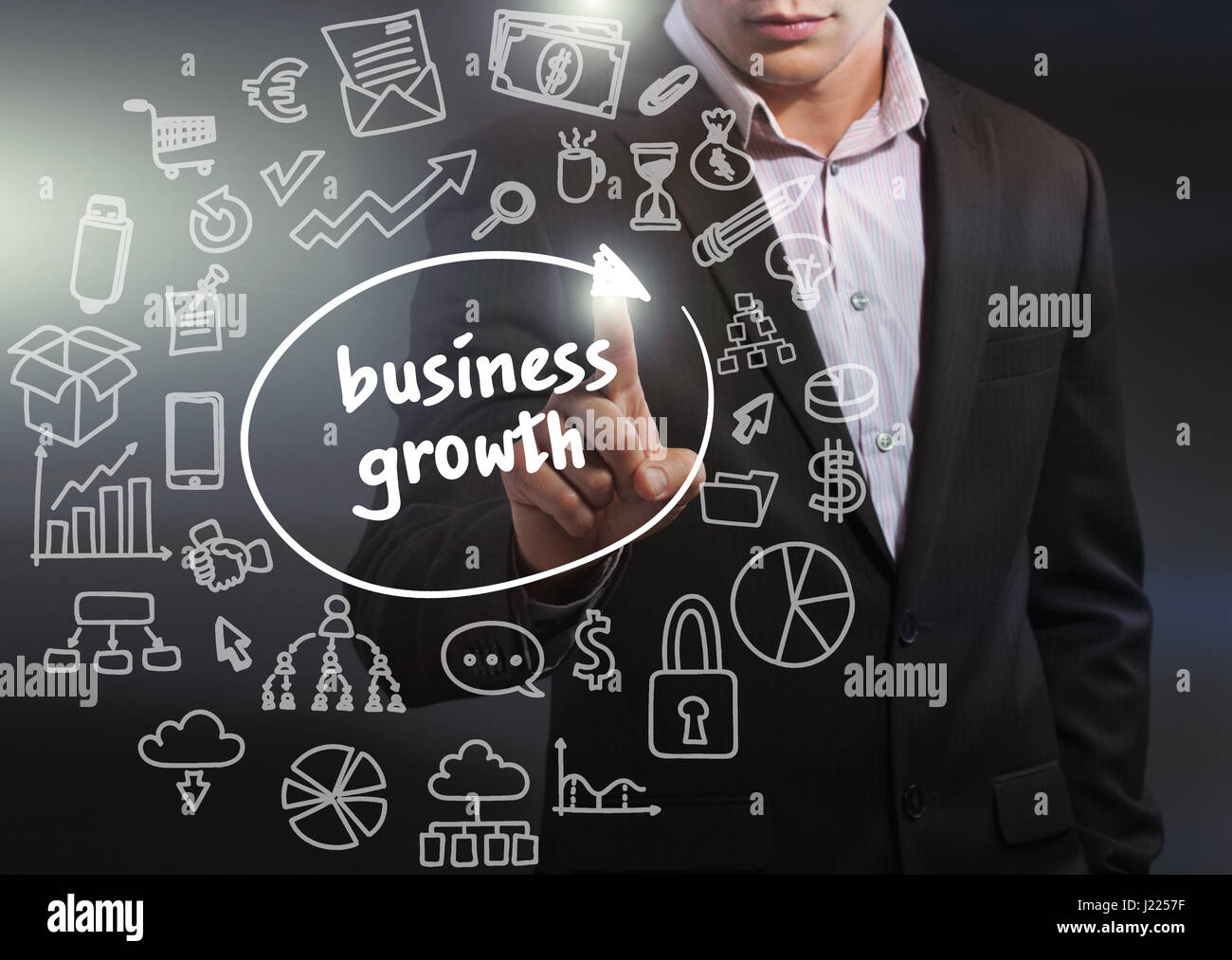 Business, Technologie, Internet und Netzwerk-Konzept. Geschäftsmann, arbeiten auf dem Tablett der Zukunft, wählen Sie auf dem virtuellen Display: Unternehmenswachstum Stockfoto