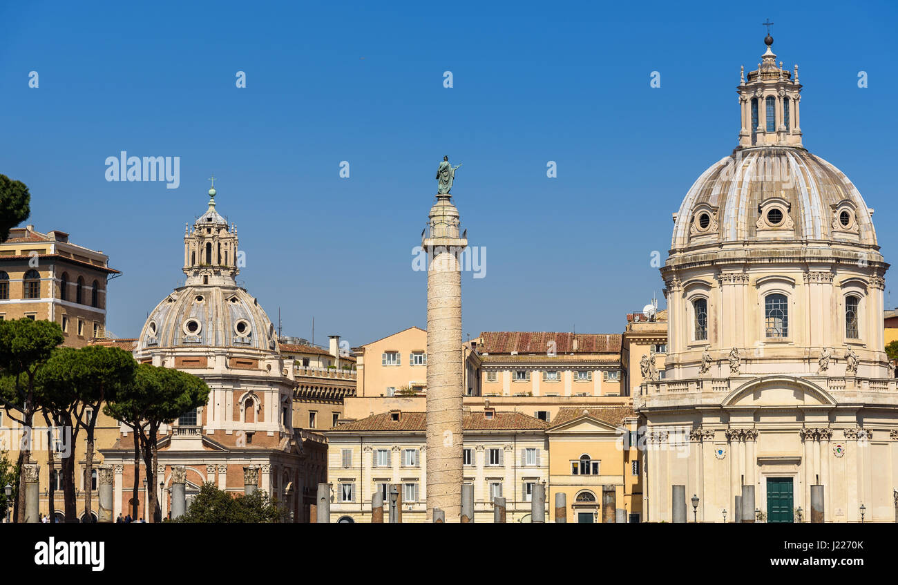 Colonna Traiana (Trajanssäule) und die Kirche von am meisten heiligen Namen Mariens auf der Trajan-Forum in Rom, Italien Stockfoto