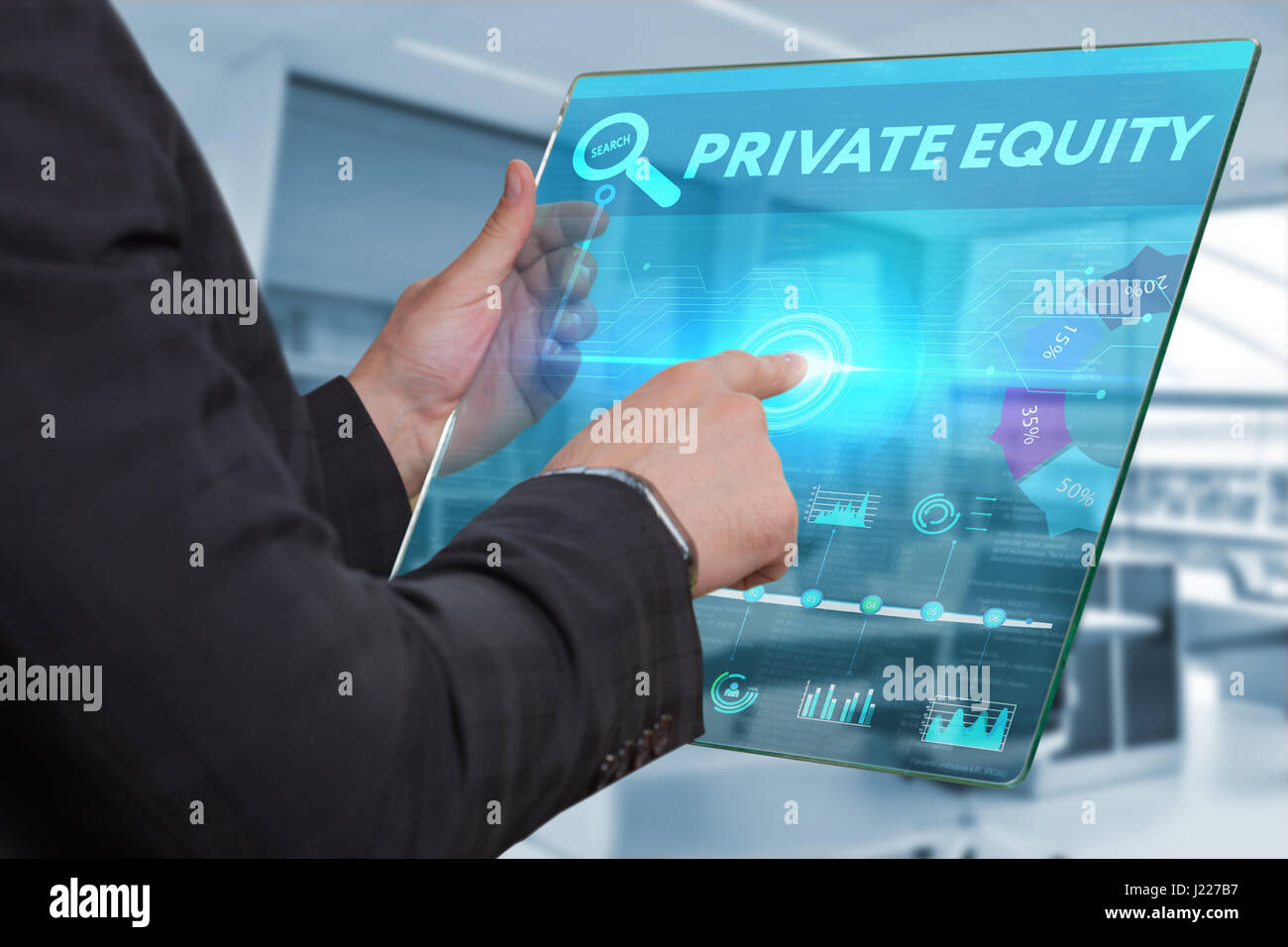 Business, Technologie, Internet und Netzwerk-Konzept. Geschäftsmann, arbeiten auf dem Tablett der Zukunft, wählen Sie auf dem virtuellen Display: Private Equity Stockfoto