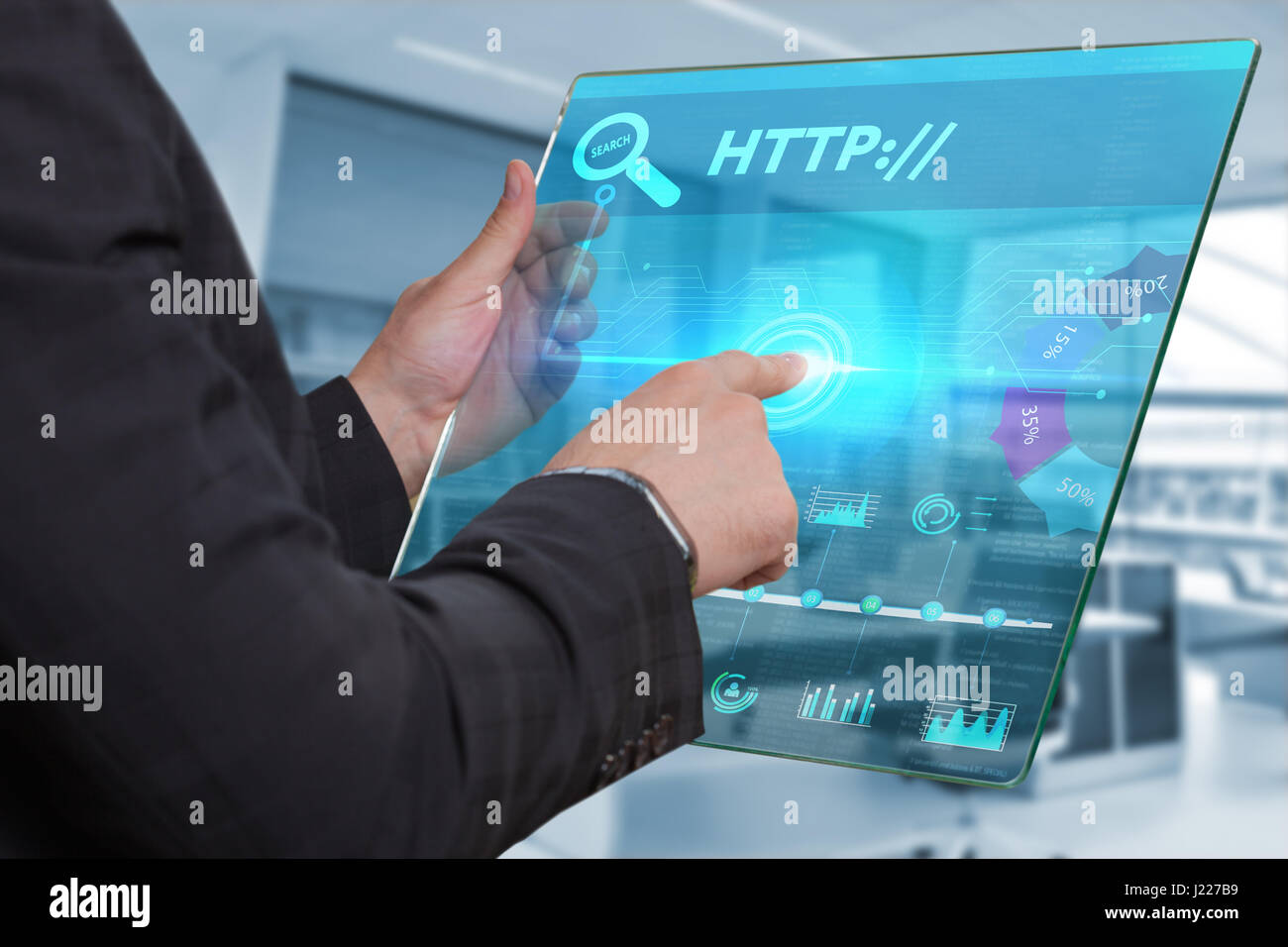 Business, Technologie, Internet und Netzwerk-Konzept. Geschäftsmann, arbeiten auf dem Tablett der Zukunft, wählen Sie auf dem virtuellen Display: HTTP:// Stockfoto
