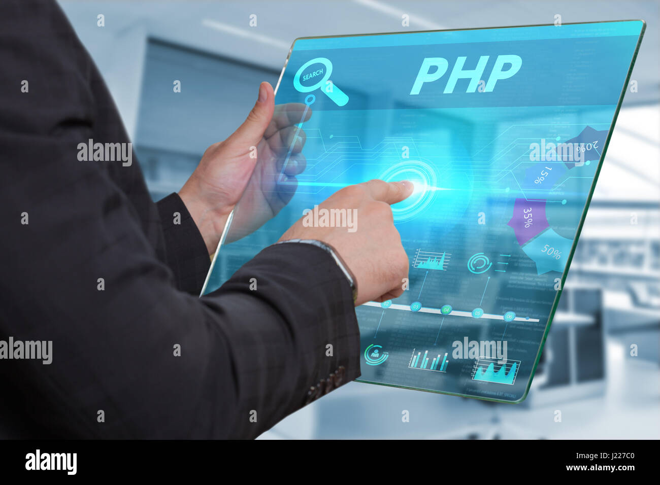 Business, Technologie, Internet und Netzwerk-Konzept. Geschäftsmann, arbeiten auf dem Tablett der Zukunft, wählen Sie auf dem virtuellen Display: PHP Stockfoto