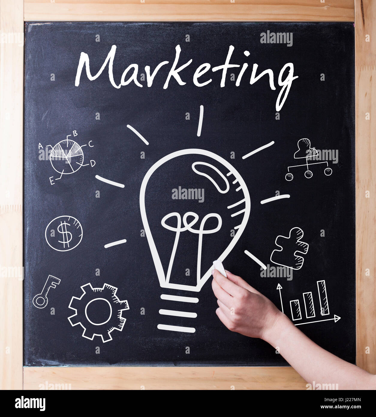 Business Technology Internet und Netzwerk-Konzept. Frau zeichnet Kreide auf einer Tafel Ikone Idee. Stockfoto