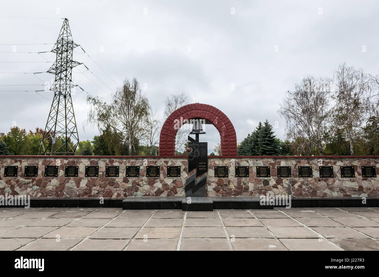 Speicher-Wand mit den Namen der Victms der Tschernobyl-Katastrophe vor Kernkraftwerk Tschernobyl in der Zone der Entfremdung, Ukraine Stockfoto