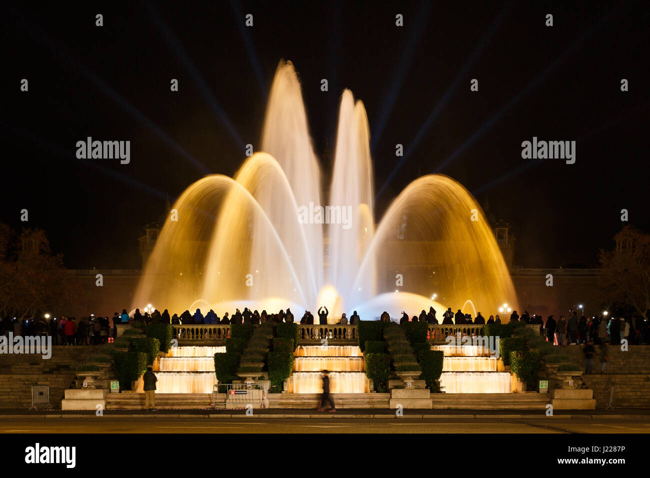 Große Gruppe von Menschen schaut der musikalische Brunnen von Montjuic in der Nähe von das nationale Kunstmuseum von Katalonien in der Nacht Stockfoto