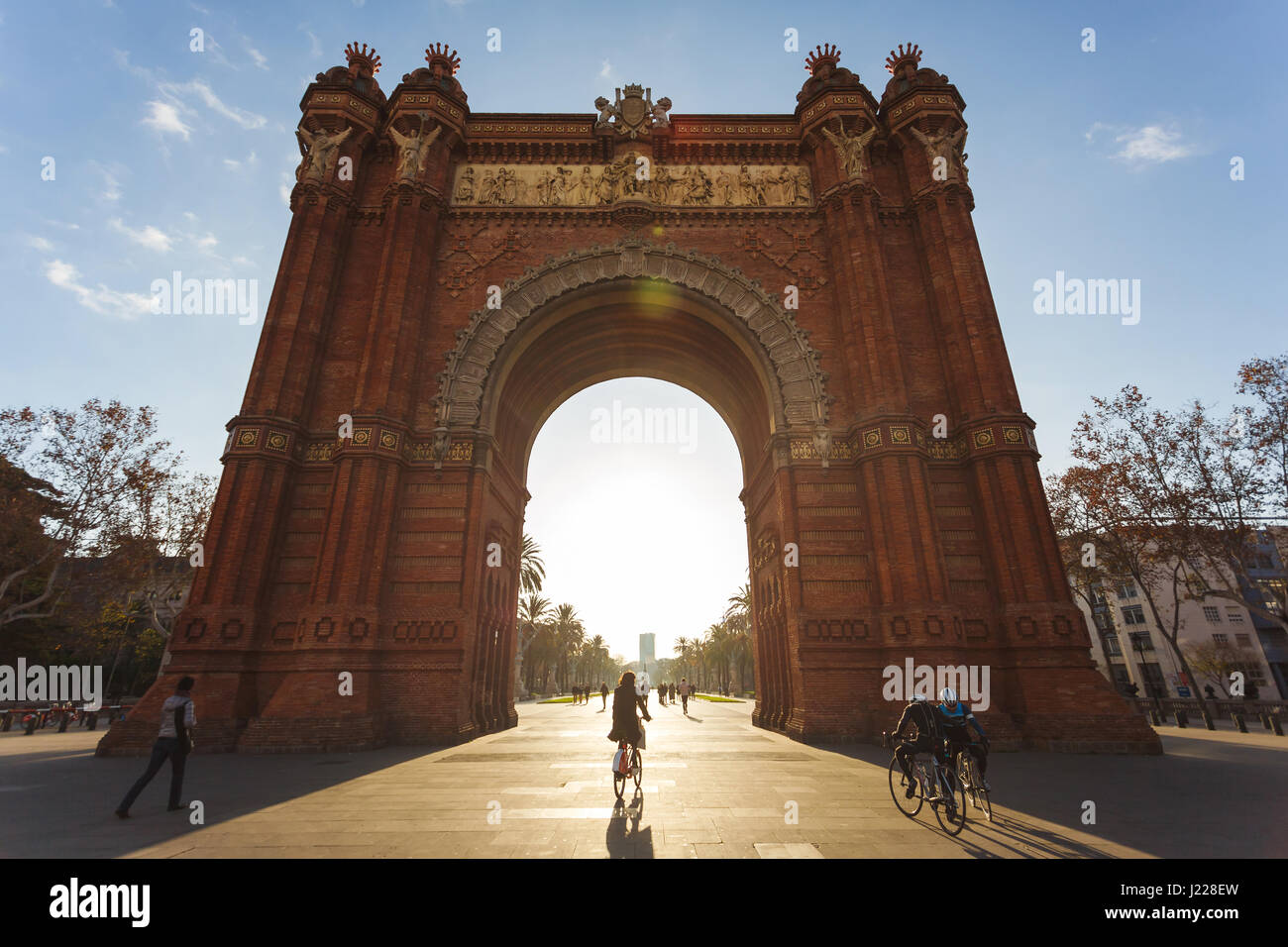 Barcelona, Spanien - 6. Januar 2017: The Arc de Triomph mit Radfahrer wer wird durch den Torbogen in den Vordergrund, sonniger Morgen Stockfoto