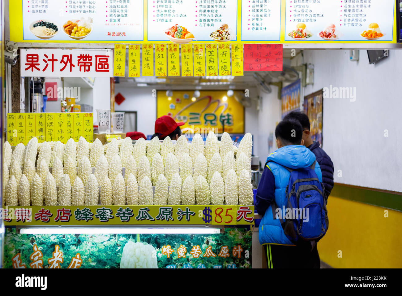 Taipei, Taiwan - 26. Januar 2017 - Bitter Melonen in einem Saft Shop in Ximending, einem beliebten Einkaufsviertel angezeigt Stockfoto