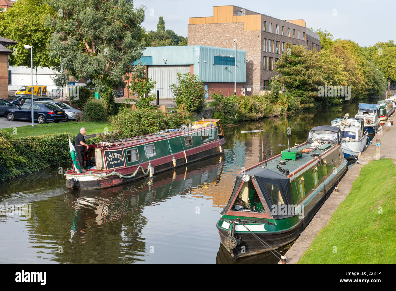 15-04, die anderen Boote auf eine Stadt Kanal. Nottingham und Beeston Canal, Nottingham, England, Großbritannien Stockfoto