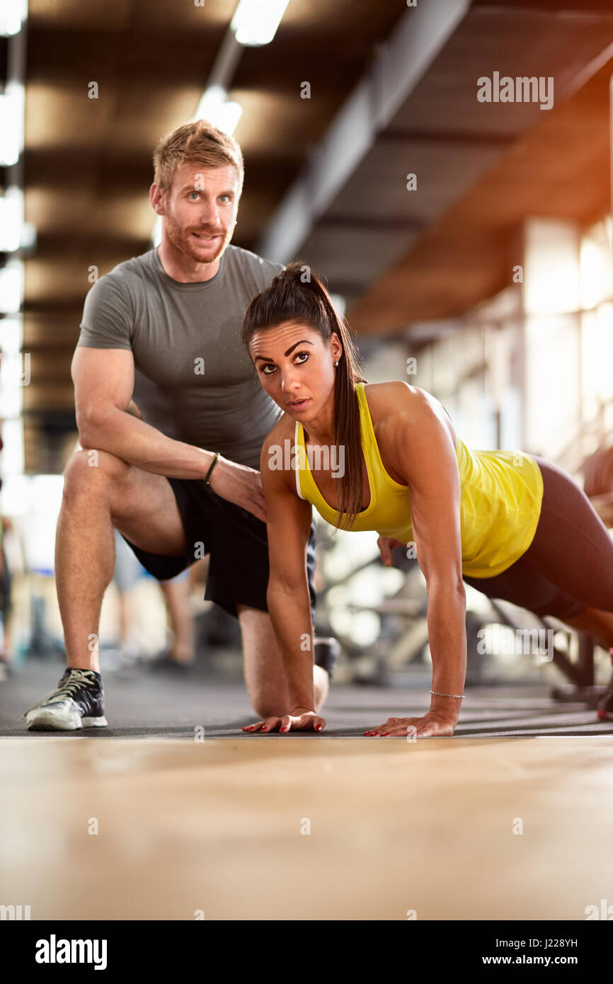 Weibliche und männliche auf anstrengenden Training im Fitnessstudio Stockfoto