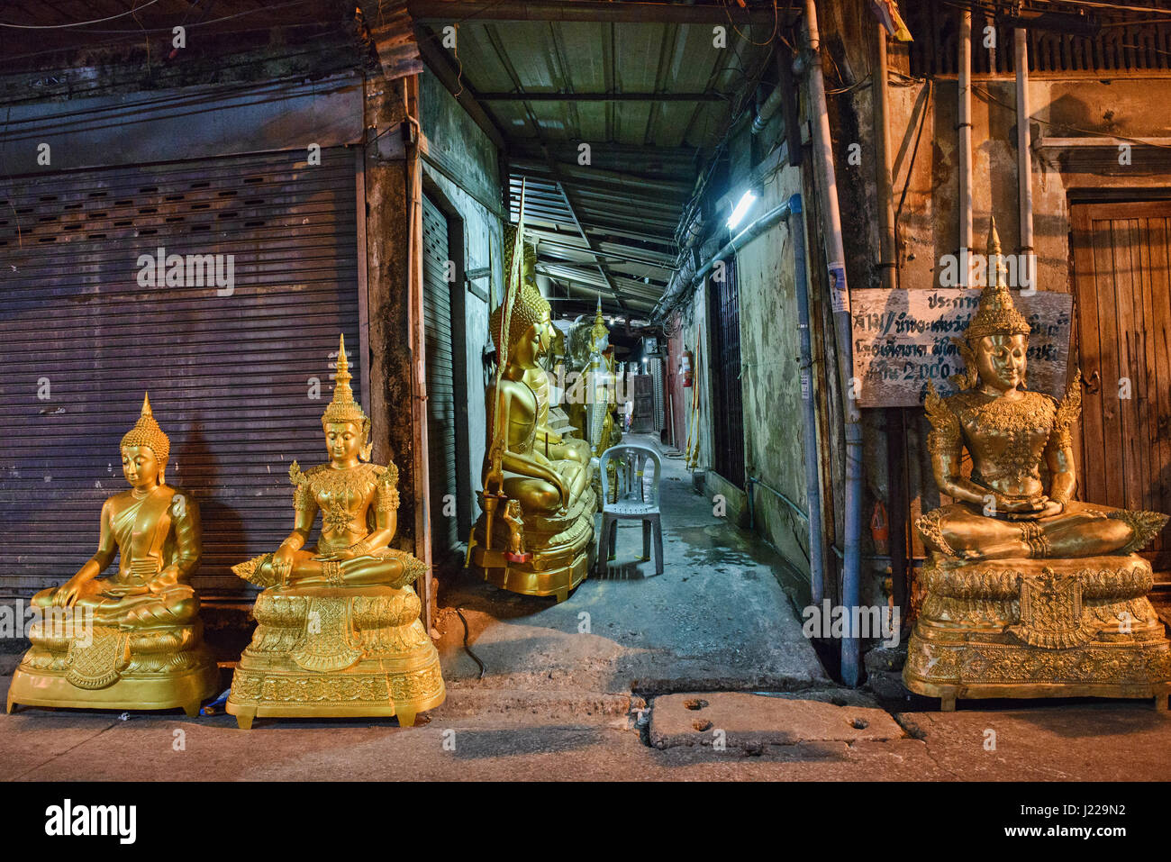 Straße von Buddha-Statuen in Bangkok, Thailand Stockfoto