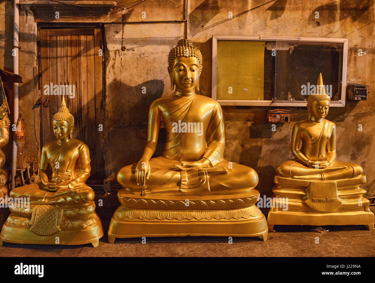 Straße von Buddha-Statuen in Bangkok, Thailand Stockfoto