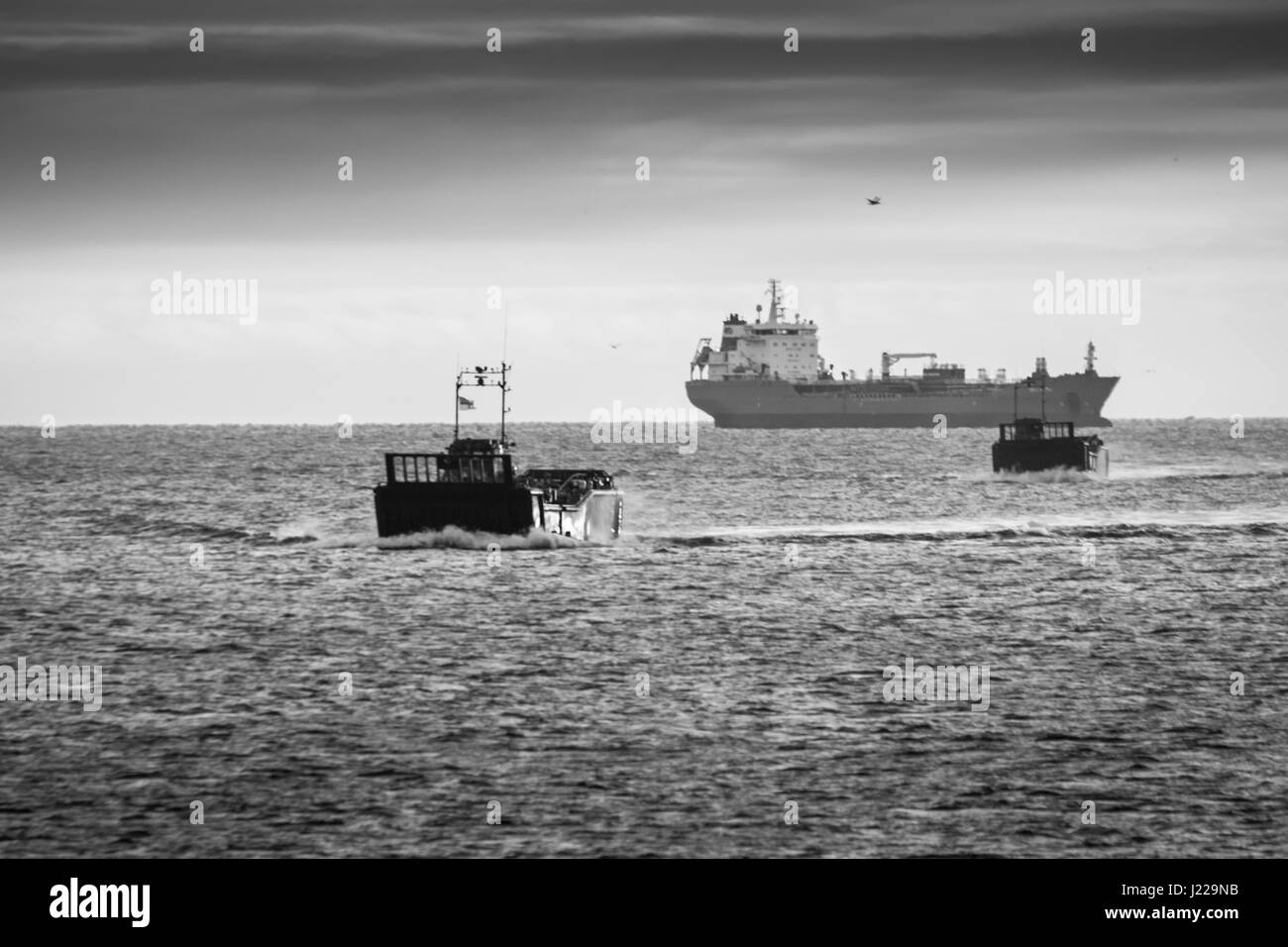 Royal Marines amphibische Landungen am Eastern Beach in Gibraltar. Fotograf Stephen Ignacio am Oststrand, Gibraltar. Schwarz / weiß Fotografie Stockfoto