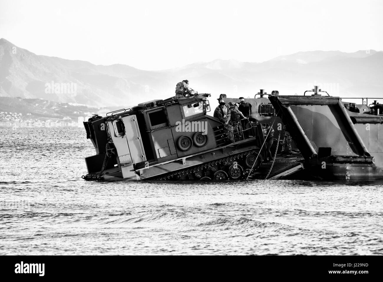 Royal Marines amphibische Landungen am Eastern Beach in Gibraltar. Fotograf Stephen Ignacio am Oststrand, Gibraltar. Schwarz / weiß Fotografie Stockfoto