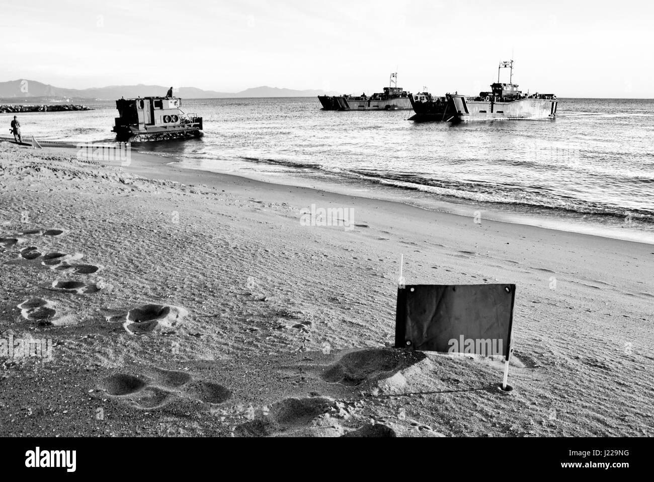 Royal Marines amphibische Landungen am Eastern Beach in Gibraltar. Fotograf Stephen Ignacio am Oststrand, Gibraltar. Schwarz / weiß Fotografie Stockfoto