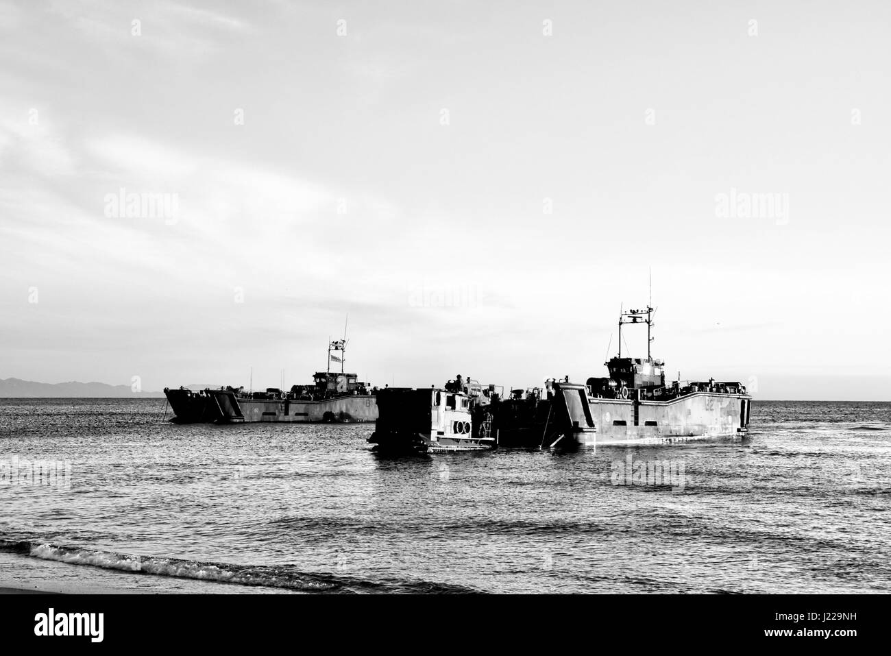 Royal Marines amphibische Landungen am Eastern Beach in Gibraltar. Fotograf Stephen Ignacio am Oststrand, Gibraltar. Schwarz / weiß Fotografie Stockfoto