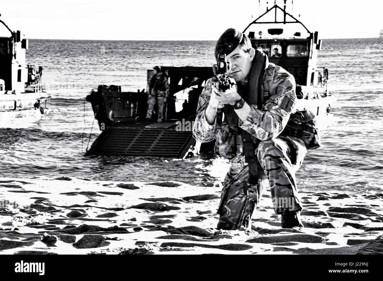 Royal Marines amphibische Landungen am Eastern Beach in Gibraltar. Fotograf Stephen Ignacio am Oststrand, Gibraltar. Schwarz / weiß Fotografie Stockfoto
