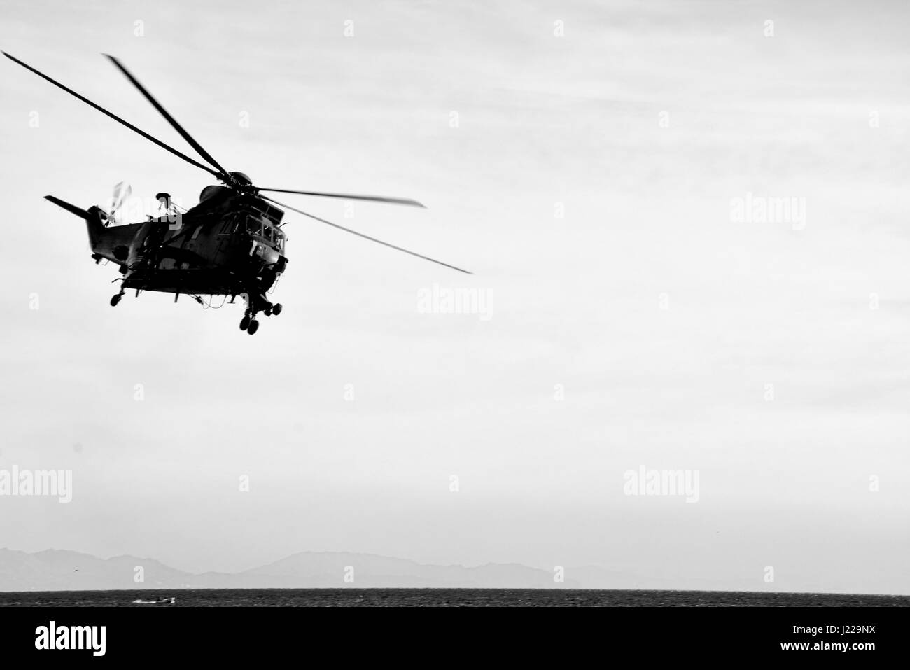 Royal Marines amphibische Landungen am Eastern Beach in Gibraltar. Fotograf Stephen Ignacio am Oststrand, Gibraltar. Schwarz / weiß Fotografie Stockfoto