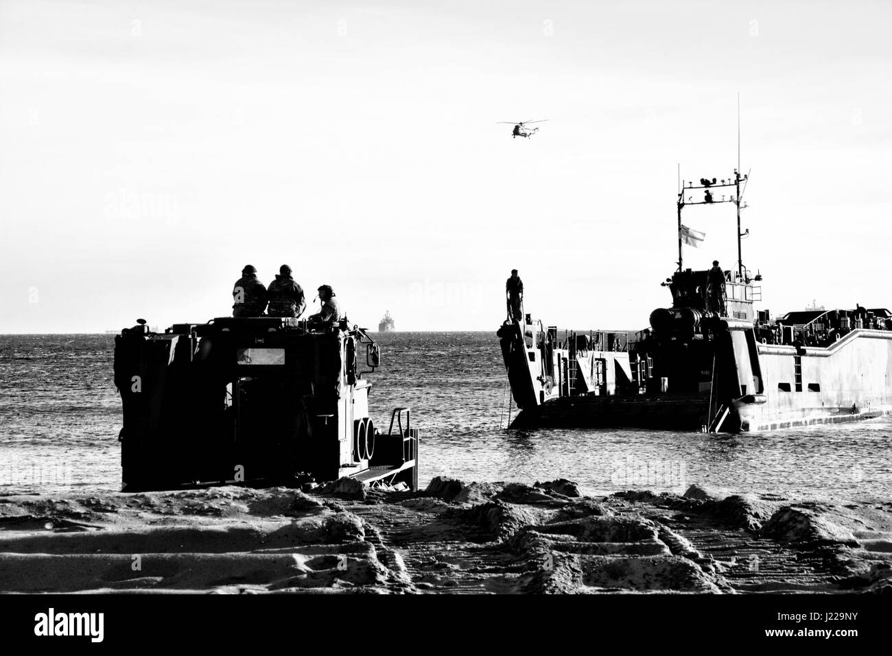 Royal Marines amphibische Landungen am Eastern Beach in Gibraltar. Fotograf Stephen Ignacio am Oststrand, Gibraltar. Schwarz / weiß Fotografie Stockfoto