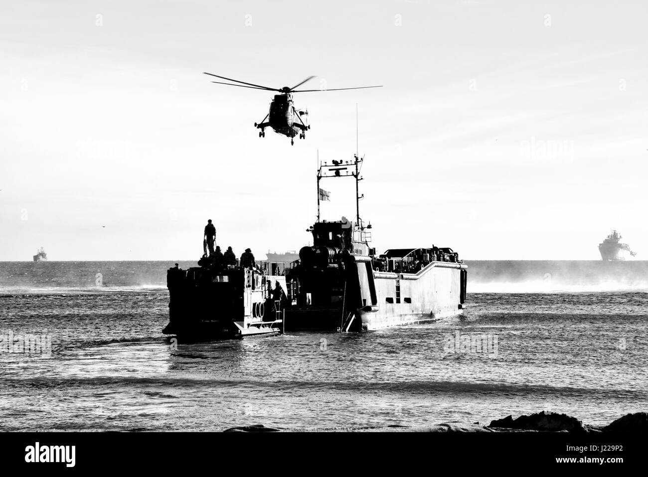 Royal Marines amphibische Landungen am Eastern Beach in Gibraltar. Fotograf Stephen Ignacio am Oststrand, Gibraltar. Schwarz / weiß Fotografie Stockfoto