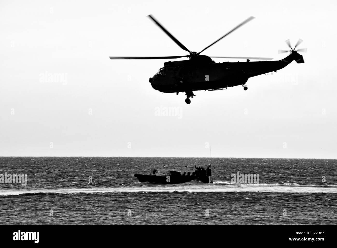 Royal Marines amphibische Landungen am Eastern Beach in Gibraltar. Fotograf Stephen Ignacio am Oststrand, Gibraltar. Schwarz / weiß Fotografie Stockfoto