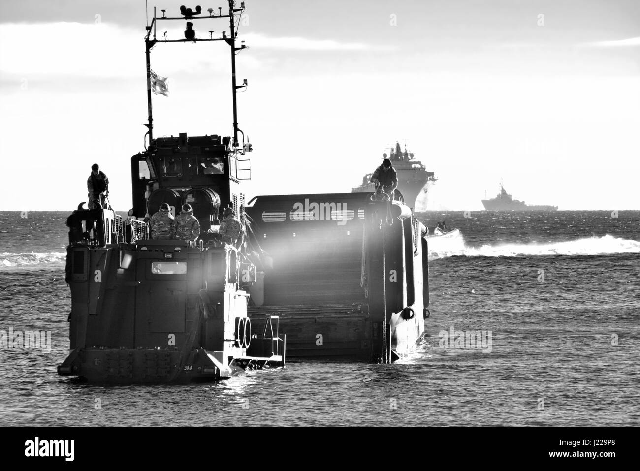 Royal Marines amphibische Landungen am Eastern Beach in Gibraltar. Fotograf Stephen Ignacio am Oststrand, Gibraltar. Schwarz / weiß Fotografie Stockfoto