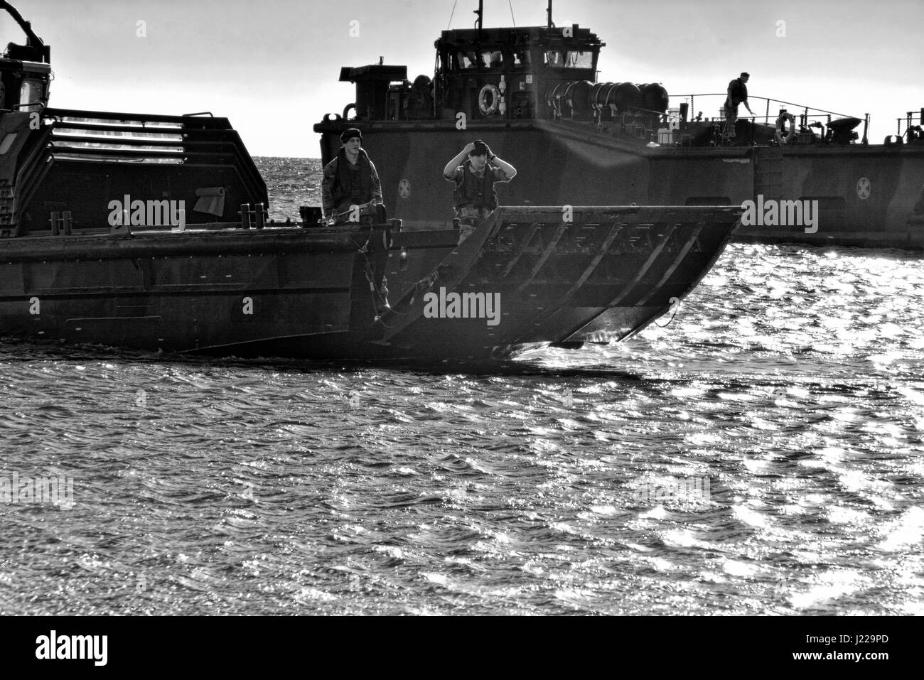 Royal Marines amphibische Landungen am Eastern Beach in Gibraltar. Fotograf Stephen Ignacio am Oststrand, Gibraltar. Schwarz / weiß Fotografie Stockfoto