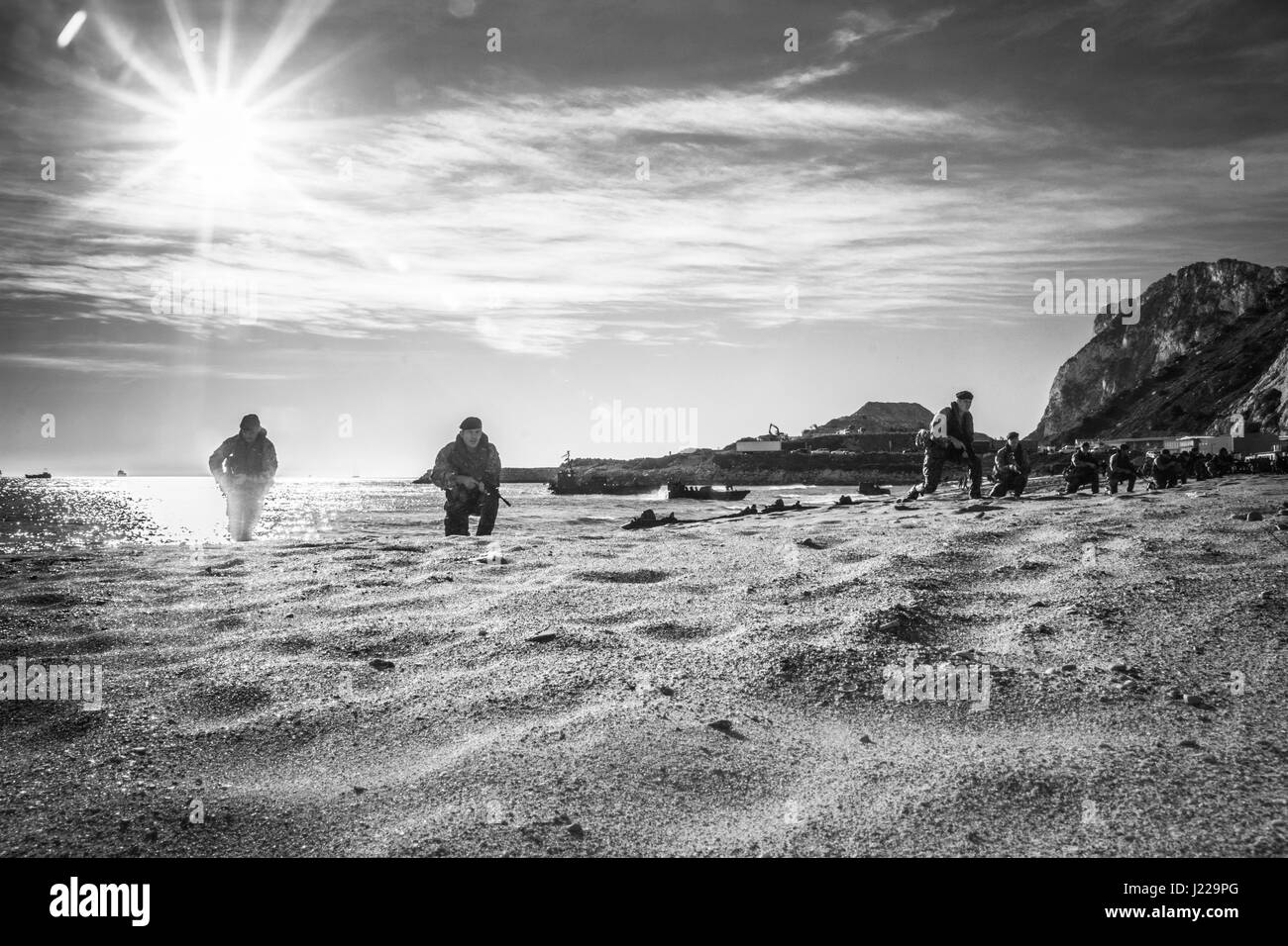 Royal Marines amphibische Landungen am Eastern Beach in Gibraltar. Fotograf Stephen Ignacio am Oststrand, Gibraltar. Schwarz / weiß Fotografie Stockfoto