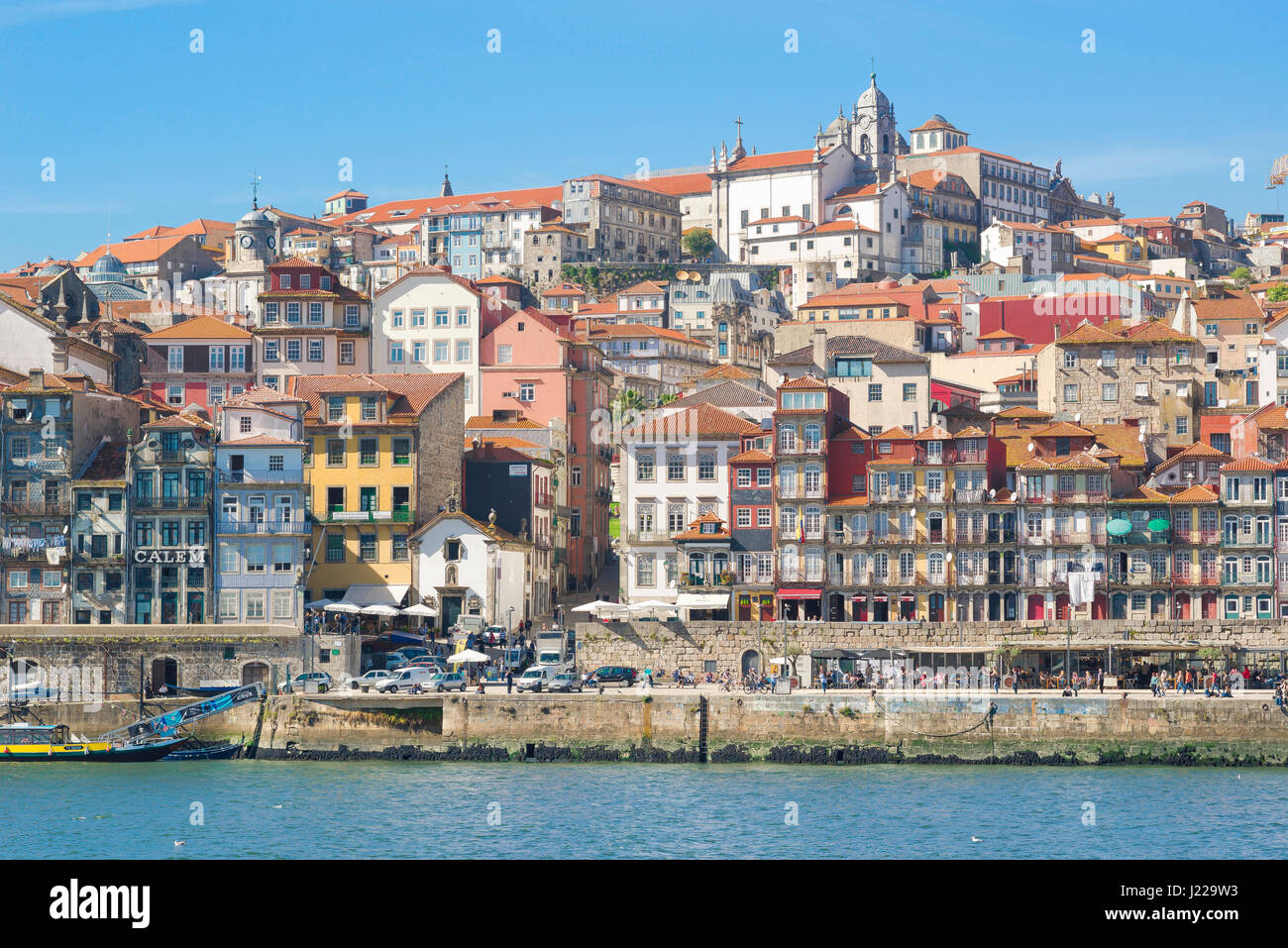 Porto Portugal Stadtbild, Blick auf die alte Stadt Ribeira Bezirk dicht gepackt, historische Gebäude erhebt sich über den Fluss Douro in Porto, Europa. Stockfoto