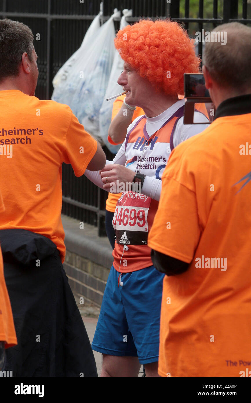 London Marathon Läufer hat eine Zigarettenpause. runner Rauchen Stockfoto