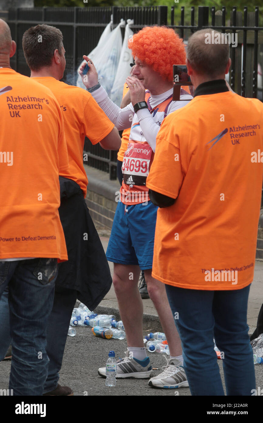 London Marathon Läufer hat eine Zigarettenpause. runner Rauchen Stockfoto