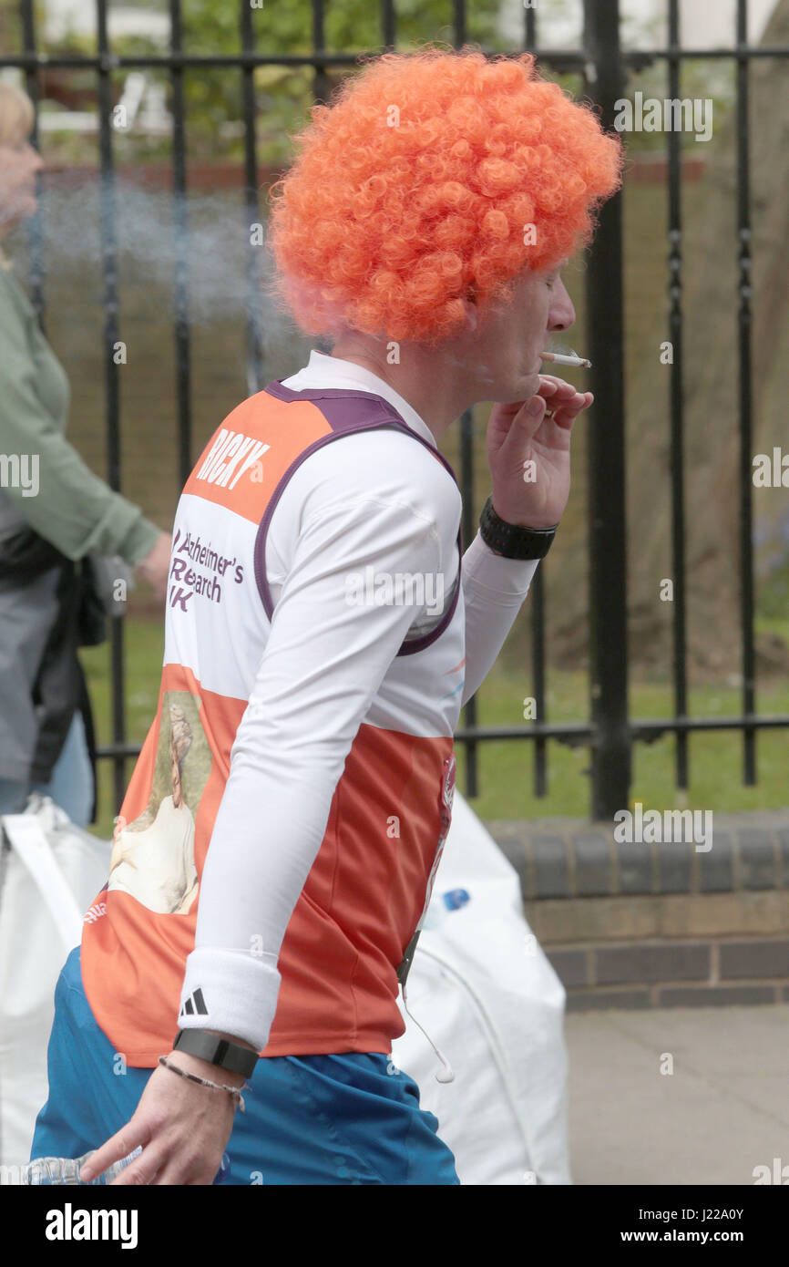 London Marathon Läufer hat eine Zigarettenpause. runner Rauchen Stockfoto