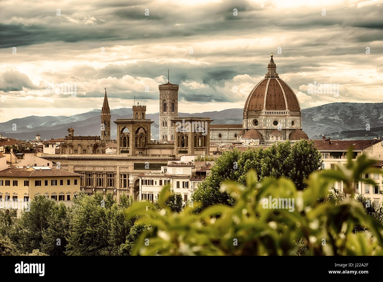 Blick auf die berühmte Kathedrale Santa Maria del Fiore in Florenz und Berge dahinter, Italien Stockfoto
