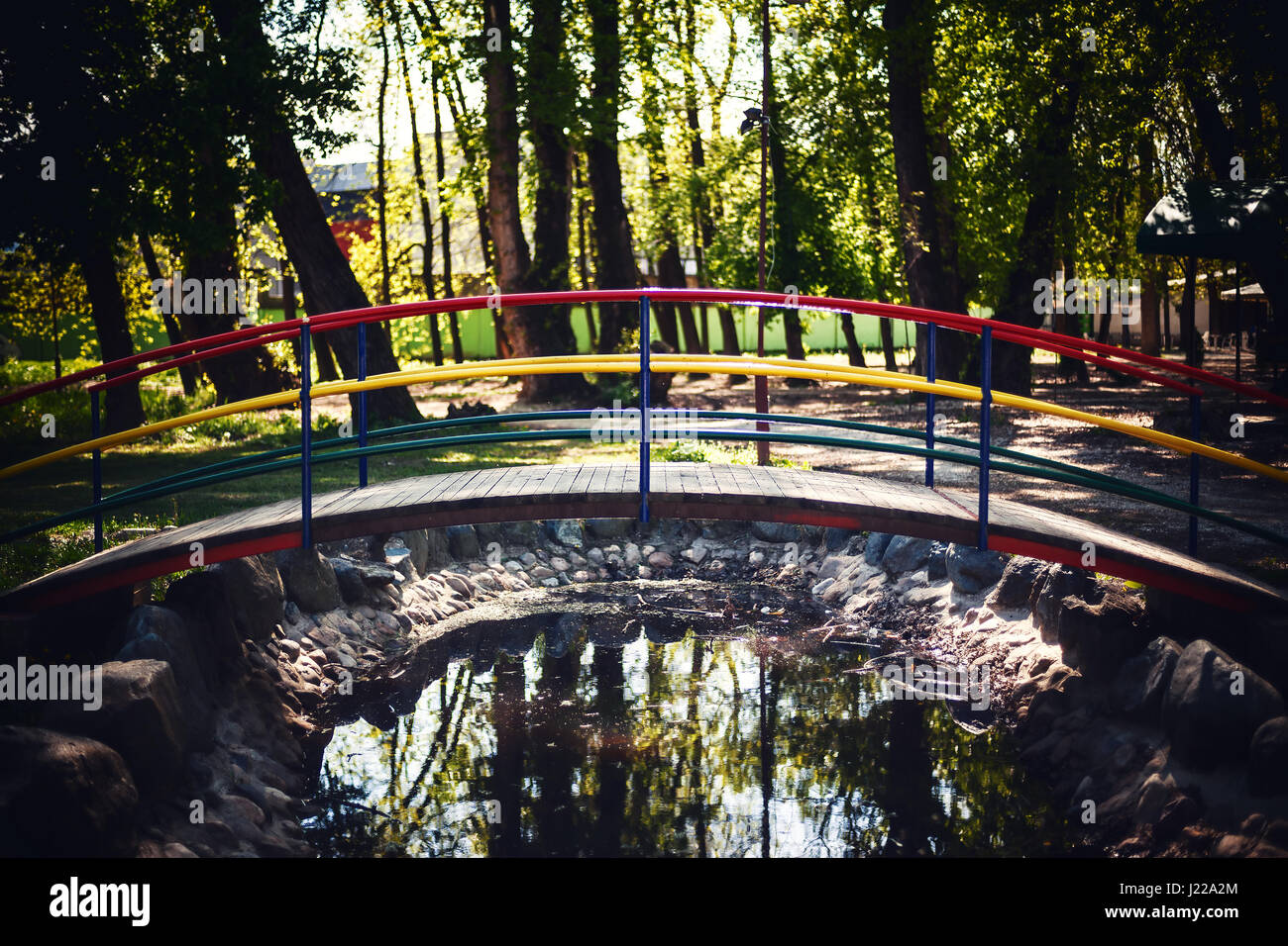 Details der bunten kleinen Holzbrücke im Park tagsüber. Stockfoto