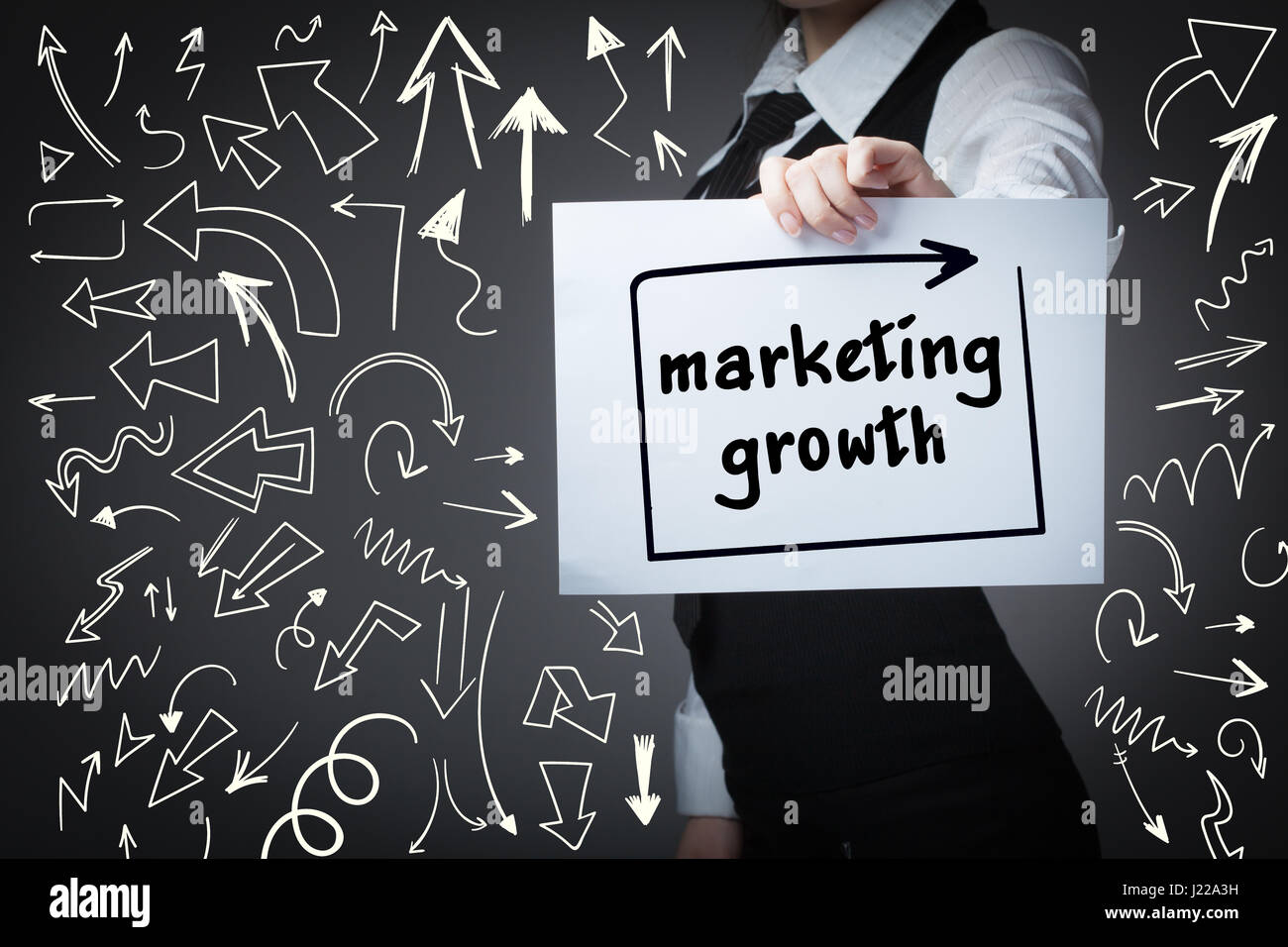 Technik, Internet, Wirtschaft und Marketing. Junge Geschäftsfrau Wort schreiben: Marketing-Wachstum Stockfoto