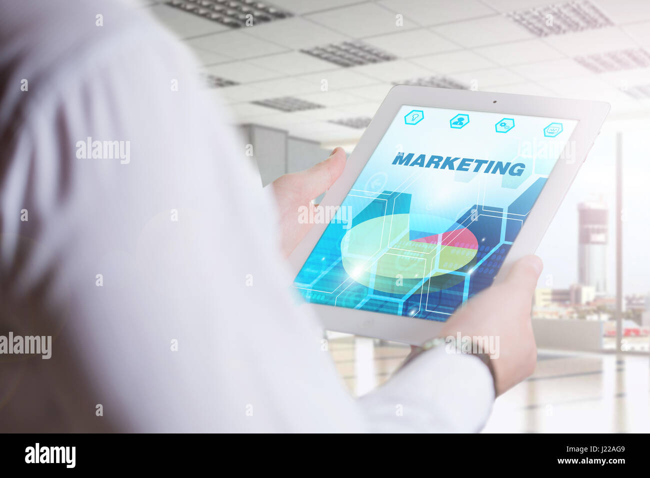 Business, Technologie, Internet und Netzwerk-Konzept. Junger Geschäftsmann, arbeiten auf dem Tablett der Zukunft, wählen Sie auf dem virtuellen Display: Marketing Stockfoto