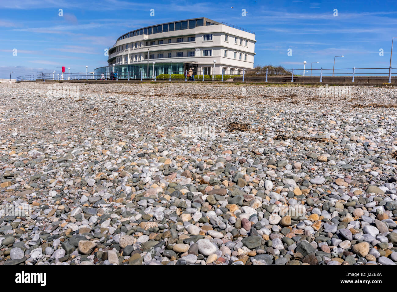 Art-Deco-Midland Hotel am steinigen Strand in Morecambe Stockfoto