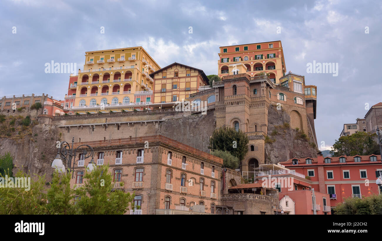 Panoramablick von bunten Gebäuden in den Hafen von Sorrento Stadt in Italien Stockfoto