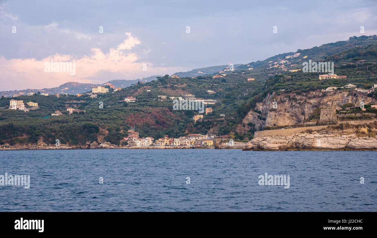 Panoramablick über Marina di Puolo auf der Sorrentinischen Halbinsel, Kampanien Italien Stockfoto