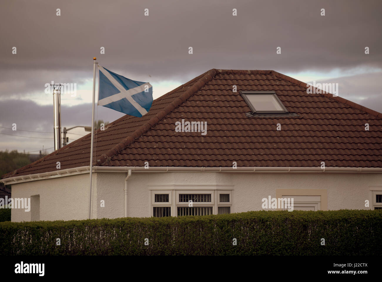 Schottischen Nationalismus St Andrews Kreuz Satire Flagge am Fahnenmast vor Haus und Hof Stockfoto