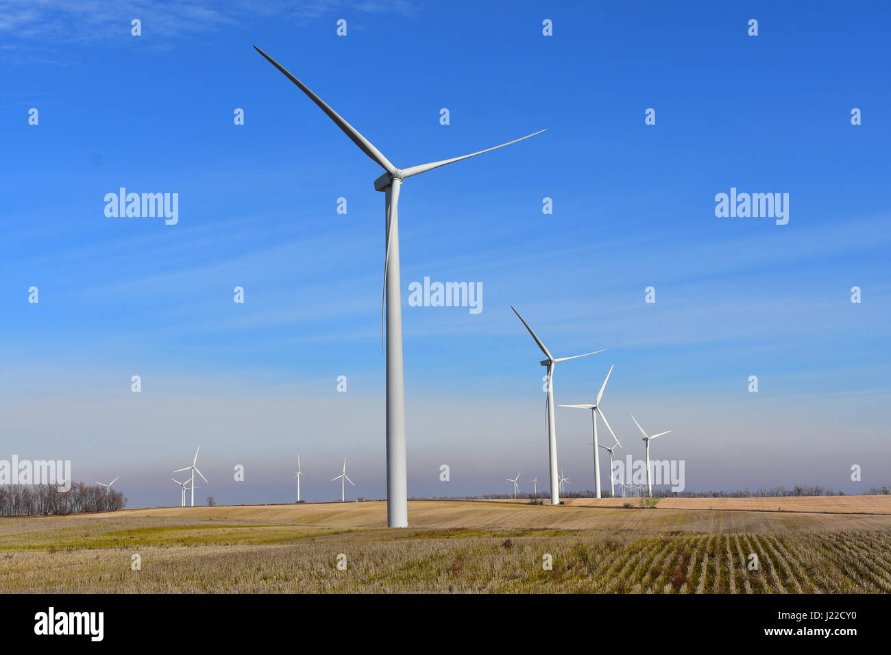 Windkraftanlagen, die Erzeugung von sauberer, erneuerbarer Energie. Stockfoto