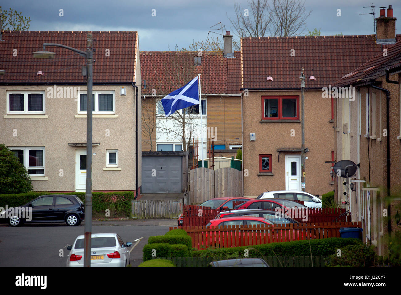 Schottischen Nationalismus St Andrews Kreuz Satire Flagge am Fahnenmast vor Haus und Hof Stockfoto