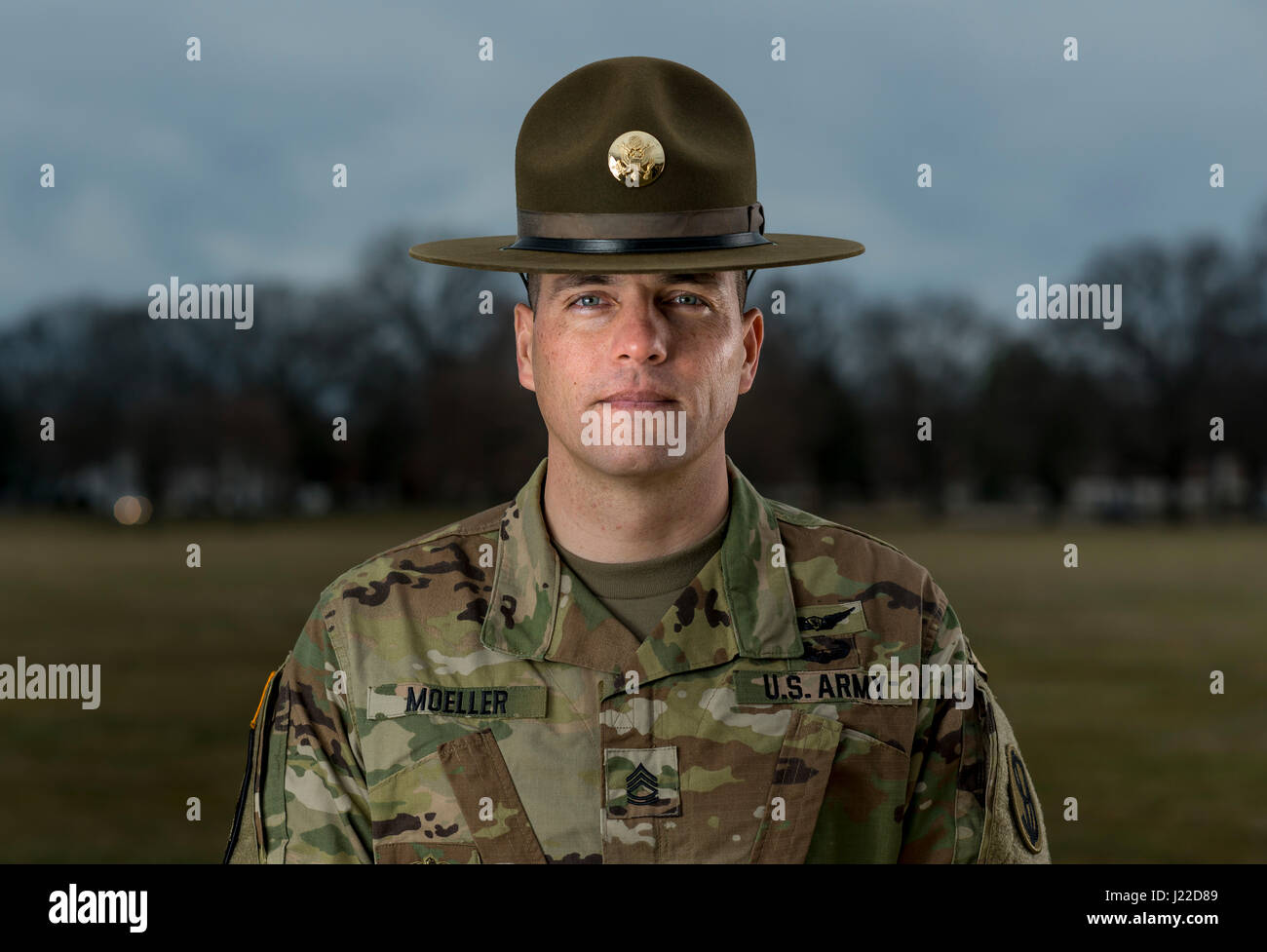 Sgt. 1. Klasse Joshua Moeller, US Army Reserve Drill Instructor und der Unteroffizier des Jahres 2016 US Armee beteiligt sich an einem Marketing-Foto-Shooting organisiert durch das Büro des Chief of Army Reserve in Fort Belvoir, Virginia, am 14. Februar, der US Army Reserve zu fördern. (Foto: US Army Reserve Master Sgt. Michel Sauret) Stockfoto