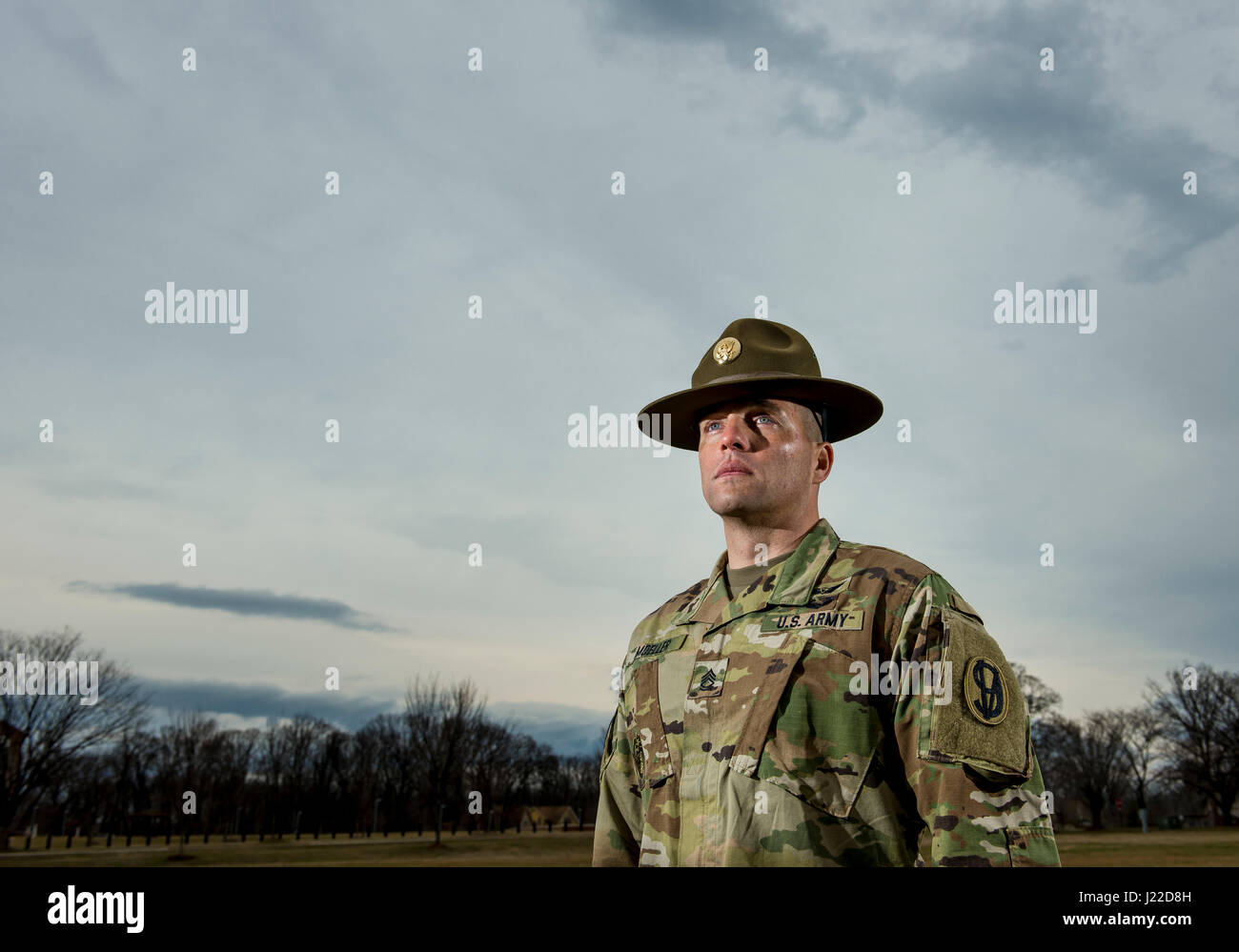 Sgt. 1. Klasse Joshua Moeller, US Army Reserve Drill Instructor und der Unteroffizier des Jahres 2016 US Armee beteiligt sich an einem Marketing-Foto-Shooting organisiert durch das Büro des Chief of Army Reserve in Fort Belvoir, Virginia, am 14. Februar, der US Army Reserve zu fördern. (Foto: US Army Reserve Master Sgt. Michel Sauret) Stockfoto
