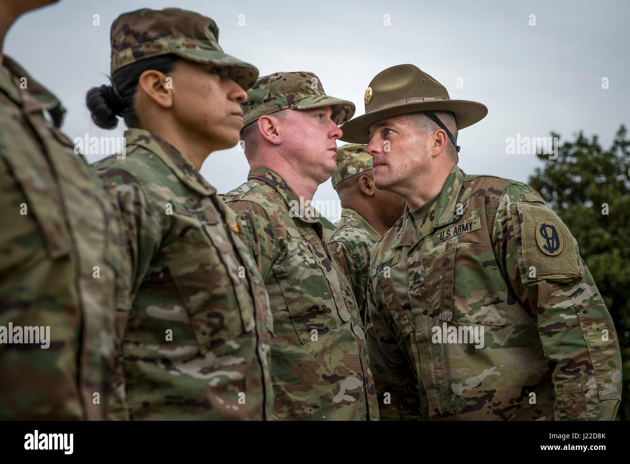 Sgt. 1. Klasse Joshua Moeller, US Army Reserve Drill Instructor und der Unteroffizier des Jahres 2016 US Armee beteiligt sich an einem Marketing-Foto-Shooting organisiert durch das Büro des Chief of Army Reserve in Fort Belvoir, Virginia, am 14. Februar, der US Army Reserve zu fördern. (Foto: US Army Reserve Master Sgt. Michel Sauret) Stockfoto