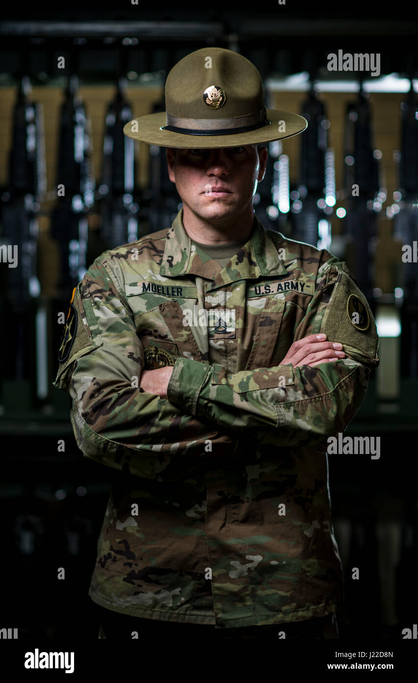 Sgt. 1. Klasse Joshua Moeller, US Army Reserve Drill Instructor und der Unteroffizier des Jahres 2016 US Armee beteiligt sich an einem Marketing-Foto-Shooting organisiert durch das Büro des Chief of Army Reserve in Fort Belvoir, Virginia, am 14. Februar, der US Army Reserve zu fördern. (Foto: US Army Reserve Master Sgt. Michel Sauret) Stockfoto