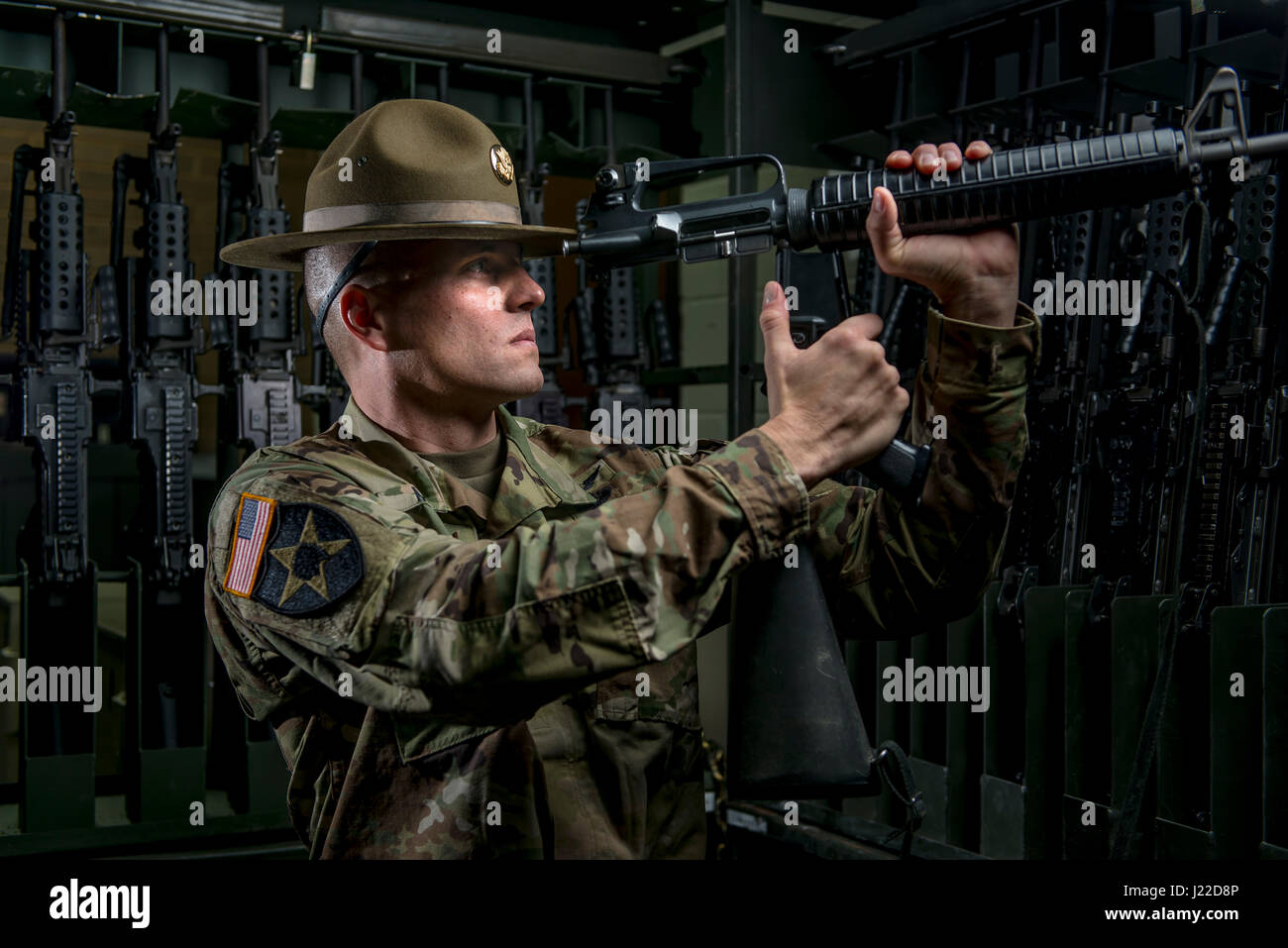 Sgt. 1. Klasse Joshua Moeller, US Army Reserve Drill Instructor und der Unteroffizier des Jahres 2016 US Armee beteiligt sich an einem Marketing-Foto-Shooting organisiert durch das Büro des Chief of Army Reserve in Fort Belvoir, Virginia, am 14. Februar, der US Army Reserve zu fördern. (Foto: US Army Reserve Master Sgt. Michel Sauret) Stockfoto
