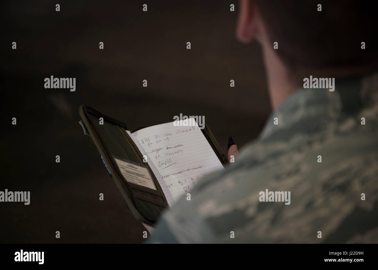 US Air Force Senior Airman Jacob D. Jennings, einem 35. Pflegegruppe Waffen Bewerter überprüft seine Notizen in der Last-Scheune in Misawa Air Base, Japan, 28. Februar 2017. Sein Team sorgt für Perfektion in der 35. Kämpfer-Flügel-Waffen-Mannschaften, damit sie an der Nachricht eines Momentes bereitgestellt werden. (Foto: U.S. Air Force Tech SGT Araceli Alarcon) Stockfoto