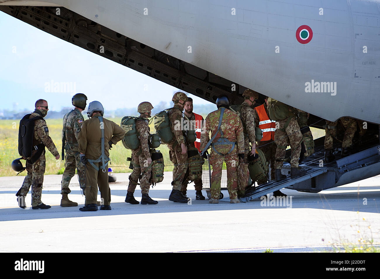 Sgt. Christopher Beseda, besteigt ein US Army Fallschirmjäger von Alpha Company, 1. Bataillon, 503. Infanterieregiment 173rd Airborne Brigade ein 27-Flugzeug mit italienischen Armee Folgore Brigade Fallschirmjäger während den Heli-Italienischkurs bei San Giusto Militärflughafen, Pisa, Italien, 21. April 2017. (Foto von Elena Baladelli / veröffentlicht). Stockfoto