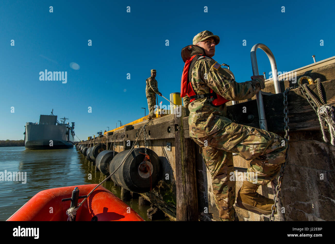 SPC. Dylan Nizza, ein US Army Reserve Wasserfahrzeug Betreiber Soldat aus 949th Transportation Company, eine Einheit, die spezialisiert auf Jetboote Operationen, Fracht und Wasserfahrzeug Engineering, klettert eine Leiter aus einer Rettung Boot für eine Reihe von Porträts und Bilder Darstellung seiner Einheit Militärbesatzung Spezialitäten in Baltimore, Maryland, am 7. und 8. April 2017. (Foto: US Army Reserve Master Sgt. Michel Sauret) Stockfoto